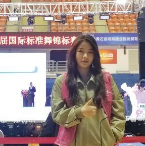 女人在商店里AI 生成的内容可能不正确。